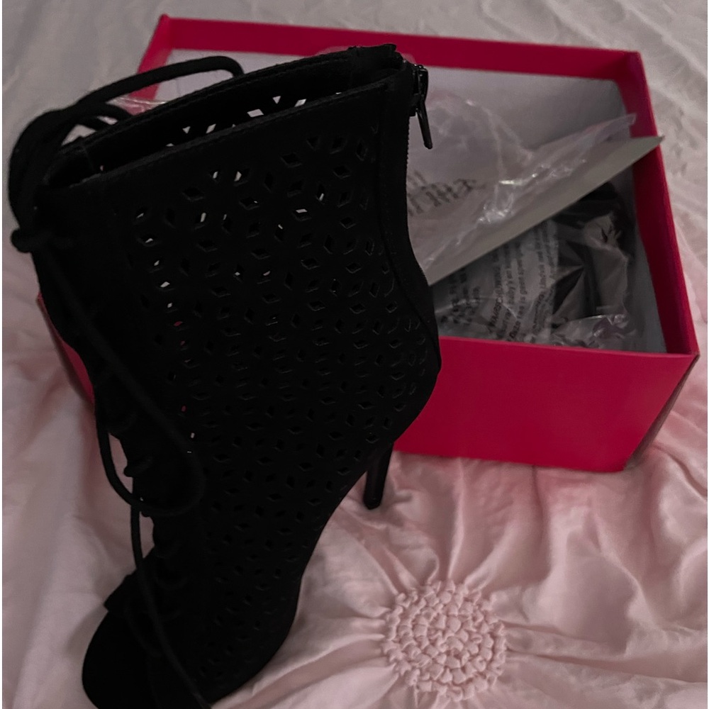 Shoedazzle faux suede black laser cut spike heeled open toe size 6.5